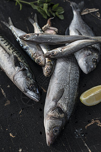 海洋油浆 海贝贝 竹鱼和沙丁鱼油炸柠檬黑色海鲜鲭鱼盘子午餐蓝色平底锅食物图片