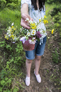 女人收集野花花朵头发绿色裙子植物篮子采摘场地女孩草地图片