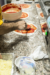 做比萨饼餐厅厨师工作面团面粉厨房桌子美食白色面包师图片