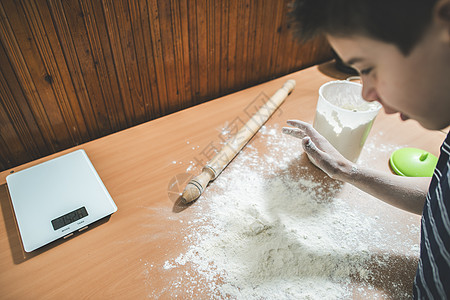 在厨房里做面包桌子女性美食食物孩子们烹饪酵母烘烤面包师面粉图片