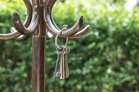 把旧钥匙套在衣架上木头安全古董房子戒指金属花园团体图片