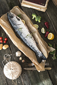 整条鲑鱼准备做饭木头乡村黑色烹饪蔬菜绳索美食海鲜柠檬食物图片