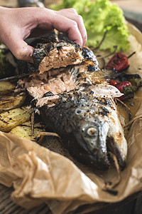 烤鲑鱼和蔬菜柠檬盘子鱼片胡椒绿色食物炙烤牛扒白色海鲜图片