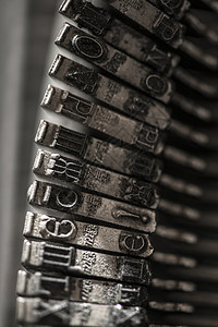 打字机上的金属字母机械宏观打印新闻业凸版键盘钥匙古董打印机打字稿图片