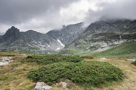 高山地貌景观爬坡旅游荒野石头多云风景绿色戏剧性环境森林图片