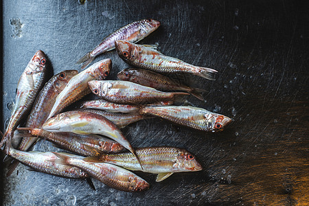 市场上的冰上鱼食物鲻鱼海洋钓鱼销售海鲜店铺动物烹饪图片