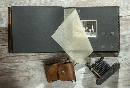 老式相机和阿尔布木头照片黑色古董摄影记忆桌子镜片专辑相片图片