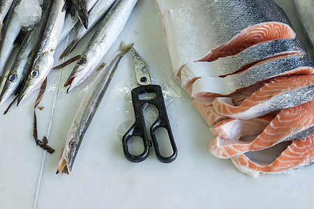 储存中的鲑鱼桌子营养柜台加工产品钓鱼鱼片美食店铺食物图片