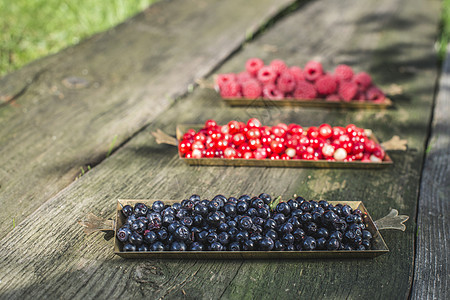 红 黑草莓和蓝莓水果覆盆子甜点蓝色黑色白色红色食物图片