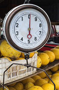 市场上卖甜瓜牧场食物农业杂货店平衡水果西瓜店铺植物蔬菜图片