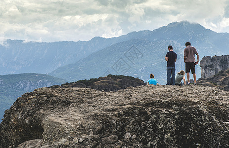 人们在岩石的顶端地平线闲暇远足冒险旅行天空背包运动男性游客图片