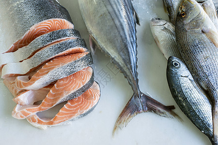 储存中的鲑鱼产品生产桌子营养零售美食食物饮食红色柜台图片