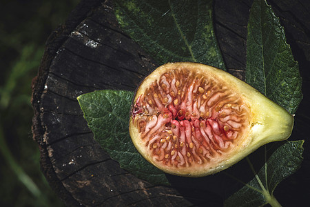 木柴上的长形和叶叶子紫色无花果异国食物水果绿色热带叶子饮食树叶图片