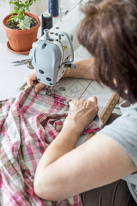 妇女缝制缝纫机工作室女裁缝设计师成人裁缝工作纺织品机器工艺剪裁图片