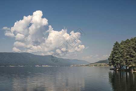 山区湖蓝色风景森林绿色旅行农村国家山脉全景反射图片