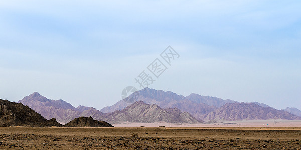 在埃及沙姆沙伊赫山丘的山区和 沙漠中的山区异国岩石地平线石头女士天空山脉蓝天云纹旅行背景图片