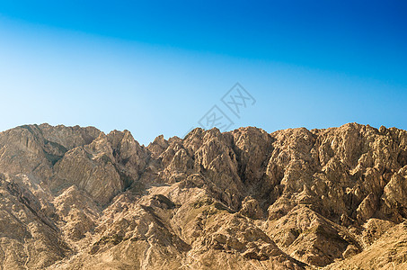 高山的岩石 与清蓝的天空相对图片