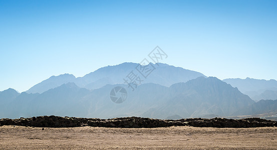 埃及沙漠中的高岩山 达哈布图片