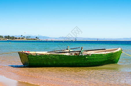 在海边的旧木头渔船 在大海面上图片