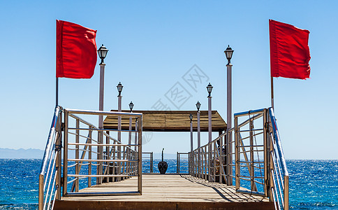 沙滩上平台 背面有灯笼和红旗图片