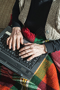 使用膝上型电脑的老年妇女女士技术女性互联网成人笔记本商业退休图片