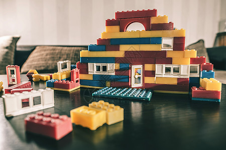 儿童建筑师在一张桌子上童年闲暇活动房子积木地面游戏砖块男生塑料图片