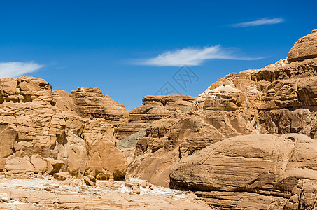 沙漠中的高岩山 与蓝天和白对立峡谷旅游橙子山顶旅行石头岩石季节山脉白云图片