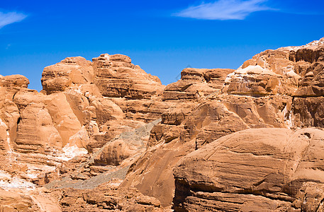 埃及高岩岩石峰顶与蓝色天空对抗 Dahab Sout岩石风光山脉石头背景旅行山顶高山顶峰图片