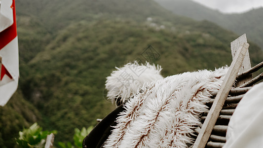 格鲁吉亚有山山的传统衣着格鲁吉亚人草地手工帽子旅游插图戏服旅行羊毛文化蓝色图片