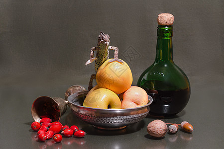梅瓶静物画中 一只雌性也门变色龙坐在绿苹果上 旁边是绿瓶和梅尔基奥尔玻璃背景