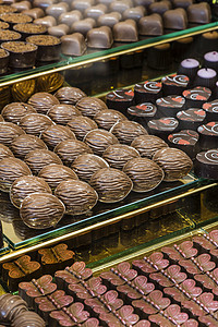 商店橱窗里的巧克力糖糕点美食销售蛋糕展示摊位案件零售店铺食物图片