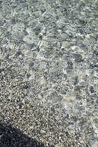鹅卵石海滩海岸卵石石头岩石天空海岸线蓝色假期白色海浪图片