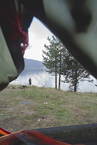 从帐篷内查看营地男生旅行荒野奢华靴子太阳男人假期森林图片