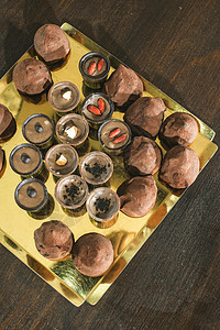 巧克力在托盘上奢华礼物牛奶可可甜点盒子棕色展示食物团体图片