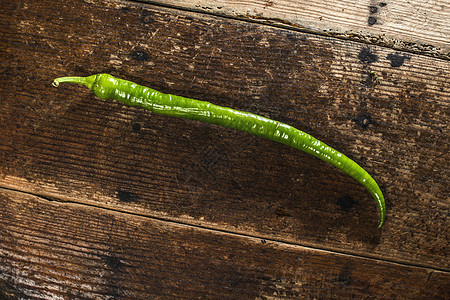 木柴上绿长胡椒香料厨房白色蔬菜植物烹饪辣椒食物图片