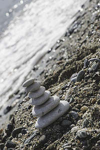 叠海石岩石治疗精神平衡卵石金字塔海洋天空冥想蓝色图片