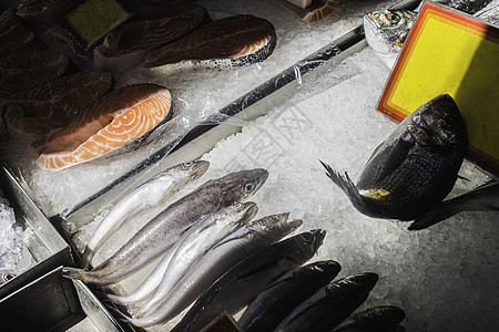 储存中的鲑鱼钓鱼加工桌子零售营养饮食鳟鱼产品红色美食图片