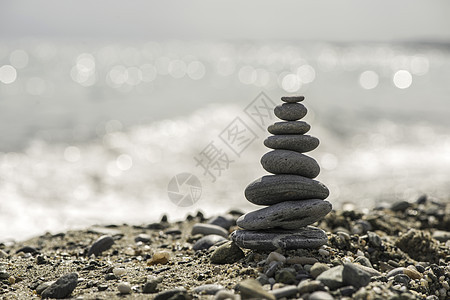 叠海石岩石温泉团体冥想蓝色金字塔石头海洋海滩卵石图片