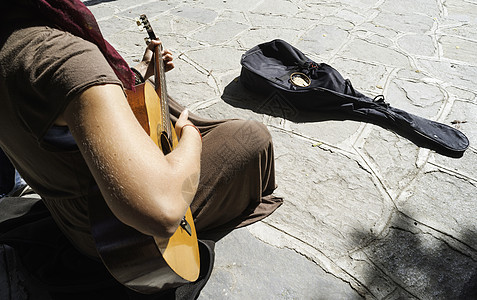 街头音乐家长廊吉他女士演员玩家吉他手旅游城市艺术旅行图片