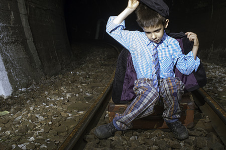 童年服装儿童坐在铁路公路上女孩旅行男生运输孩子悲伤手提箱游客假期车站图片