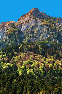 布塞吉山的卡拉曼峰悬崖英雄石质山坡高地山脉爬坡十字岩石顶峰图片