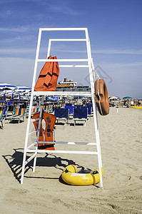 海滩上的安全设备圆圈假期浮标风险情况稻草救援帮助游泳储蓄者图片
