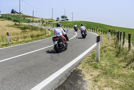 摩托车在公路上行驶城市旅行骑术国家滑板车自行车运输发动机车辆驾驶图片
