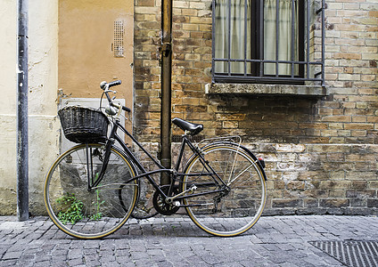 意大利旧自行车房子场景石头古董车轮城市人行道金属运输篮子图片