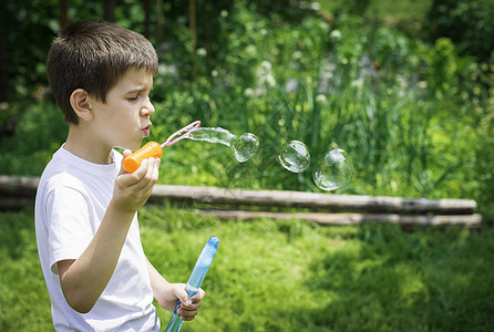 儿童制造泡沫幸福乐趣玩具太阳白色气泡童年游戏肥皂闲暇图片