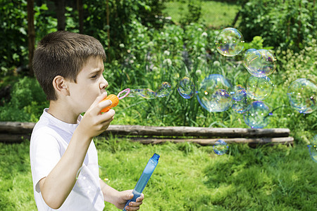 儿童制造泡沫绿色玩具乐趣孩子闲暇游戏白色公园喜悦幸福图片