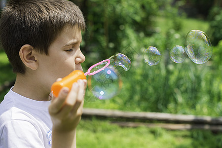 儿童制造泡沫乐趣白色童年闲暇公园肥皂气泡绿色孩子幸福图片