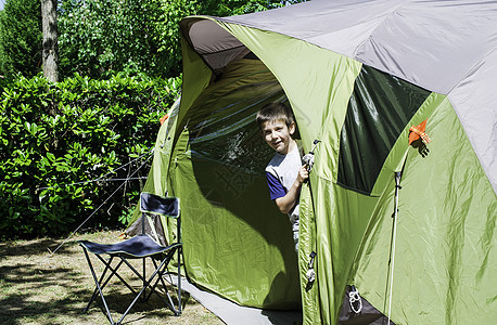 从帐篷偷看儿童幸福假期乐趣花园活动绿色男生旅行孩子森林图片