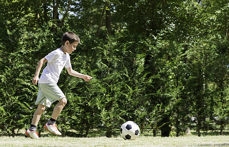 儿童在体育场踢足球场地孩子们跑步男生团队公园乐趣孩子水平男孩们图片