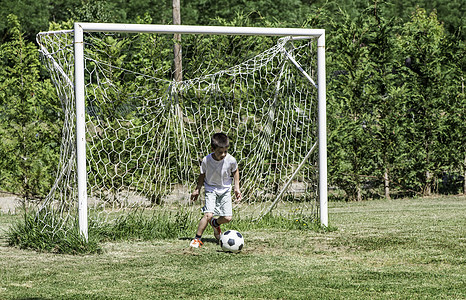 儿童在体育场踢足球跑步玩家运动男生青年场地乐趣行动孩子公园图片